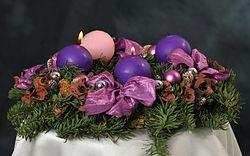 Advent - mit jelképeznek a gyertyák a koszorún?