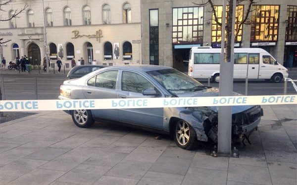 Szörnyű baleset Budapesten - Több embert gázolt el egy járdára hajtó autós az Erzsébet térnél