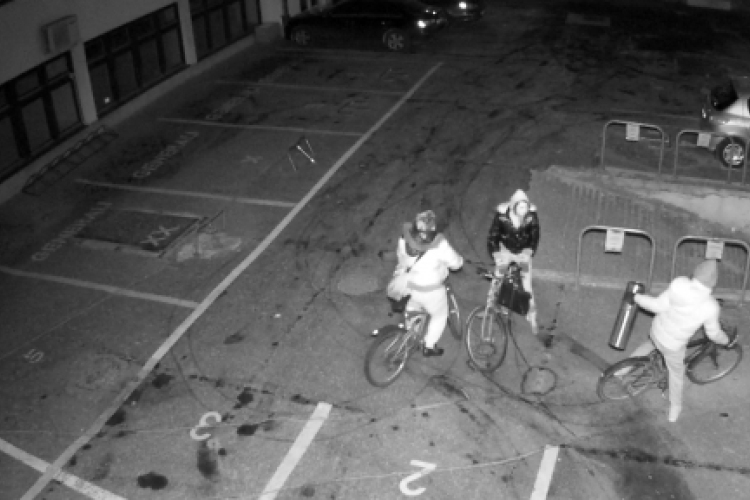 Hamutartót loptak Győrben, keresi őket a rendőrség