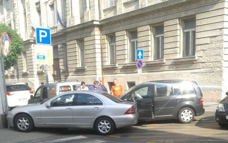 Háznak csapódott egy autó Győrben 