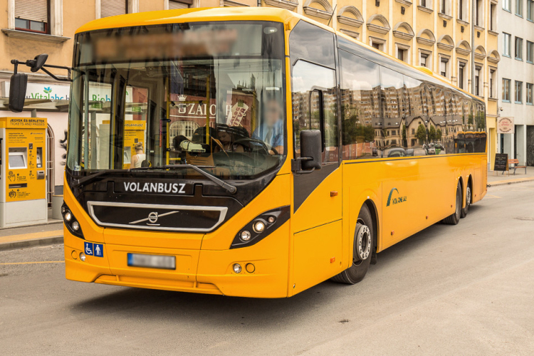 Nem utazhat ingyen a rendőrök többsége a Volán buszjáratain