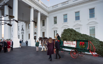 A Fehér Házba megérkezett a karácsonyfa