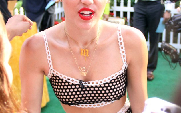 Sztárok melltartóban az utcán 