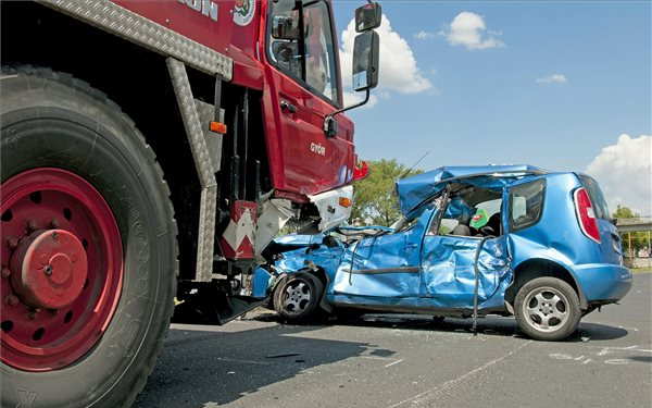 Ismét járható az 1-es főút - Tűzoltóautó és kocsi ütközött Győrben 
