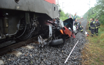 Elképesztő! Síneken hagyta autóját Ikrénynél 