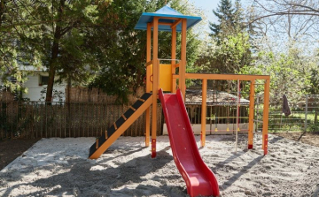 Megérkezett az utolsó adomány is a Bagolyvár Gyermekotthon megújuló udvarára