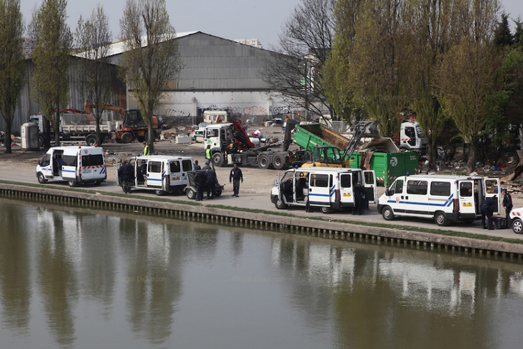Újabb cigánytelepet számolt fel a francia rendőrség Párizs közelében