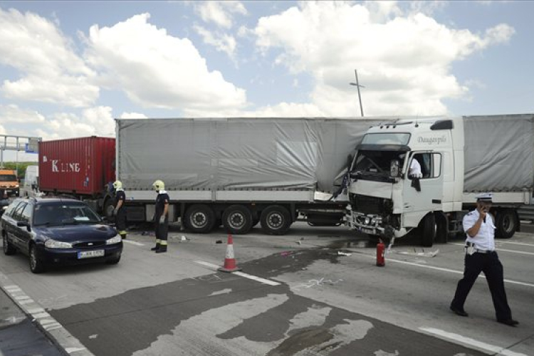Nem engedik be Ausztriába a kamionokat Hegyeshalomnál egy baleset miatt