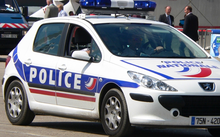 Brutális támadás ért Párizs egyik elővárosában két rendőrt szilveszteréjjel 