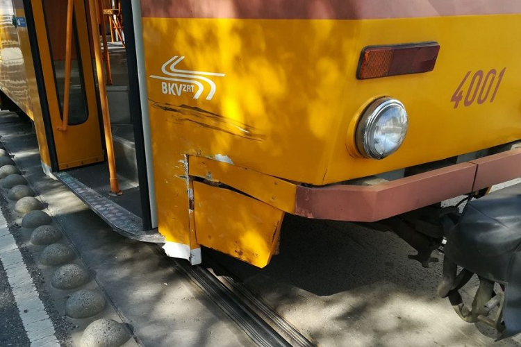 Villamossal ütközött egy autó a Kosztolányi téren