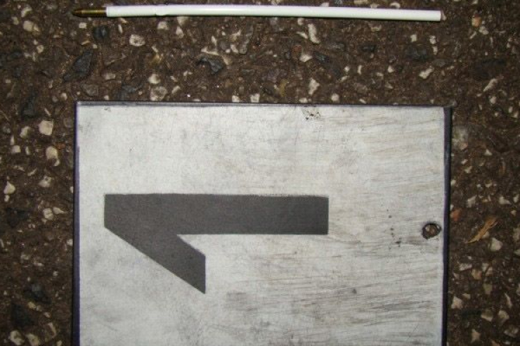 Golyóstollal akarta feltörni az autót