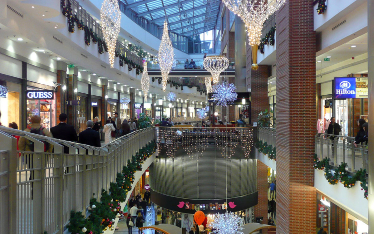 Tűz ütött ki egy budapesti plázában, körülbelül kétszáz embert menekítettek ki