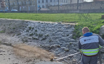 Takarítják a parti sétálóutakat Győrben