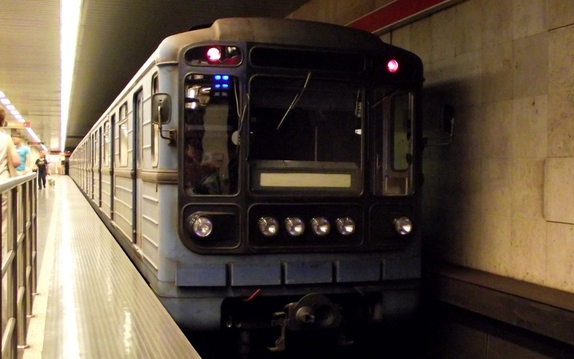 Beesett egy ember a metró alá, tűzoltók szedték ki