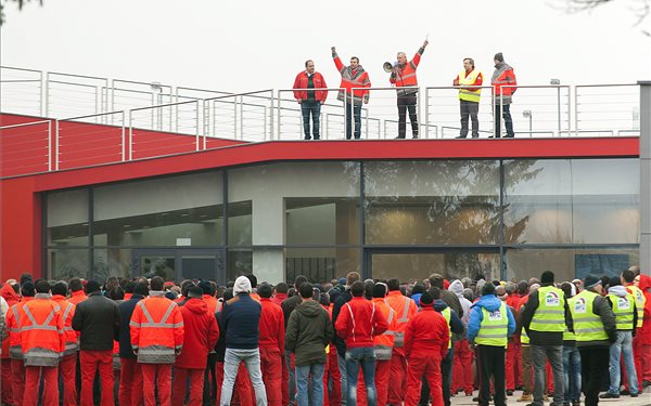 Mintegy ezerötszázan sztrájkoltak az Audiban 