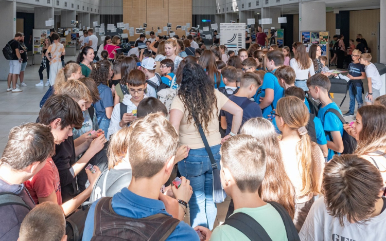 Kis kutatókkal teltek meg a Széchenyi Egyetem laboratóriumai és előadótermei