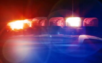 Motoros és autó ütközött a 82-es főúton Győr és Nyúl között