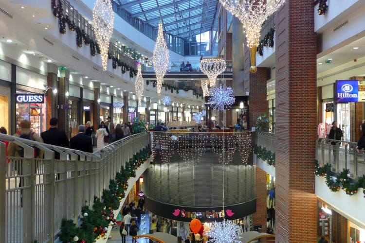 Tűz ütött ki egy budapesti plázában, körülbelül kétszáz embert menekítettek ki