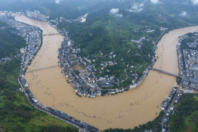 Rekordmennyiségű esőzések és árvizek sújtják Délnyugat-Kínát, több tízezer embert evakuáltak