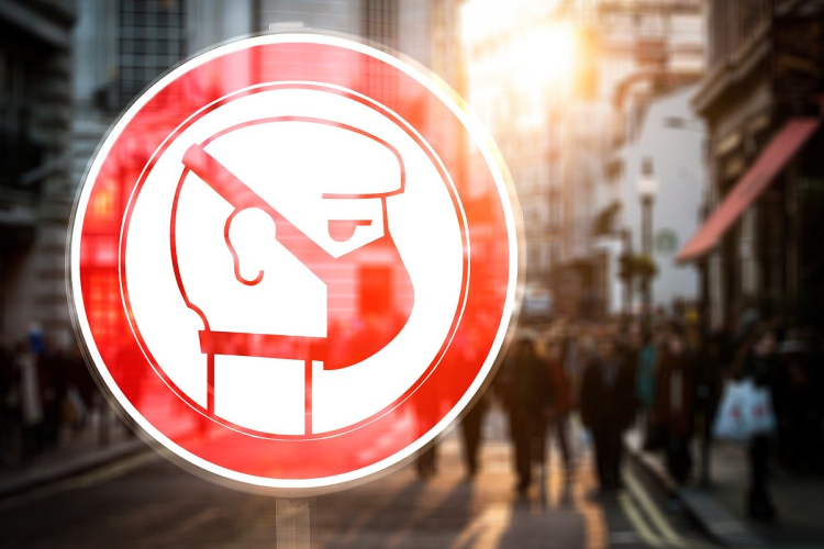 Egyes közterületeken is kötelező a maszkviselés