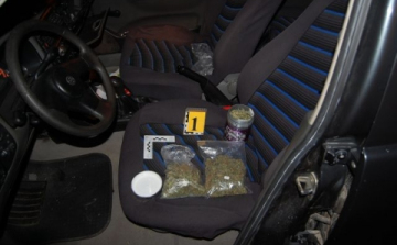 Kábítószert találtak Sopronban, egy 21 éves férfi autójában 