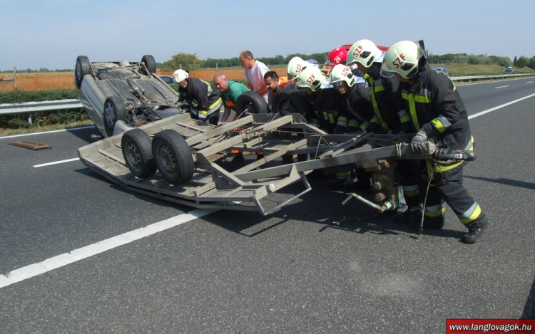 Lerepült egy autó a tréllerről, súlyos baleset az M1-esen