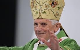 Lemond a pápa - Könnyekkel és éljenezve búcsúztak a hívők XVI. Benedektől