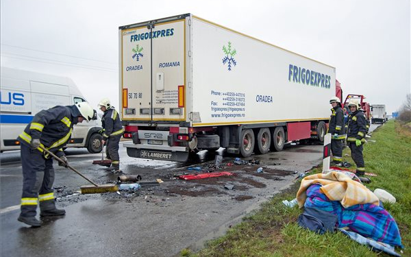 Két kamion és egy tréler ütközött az M1-esen - Teljes útzár