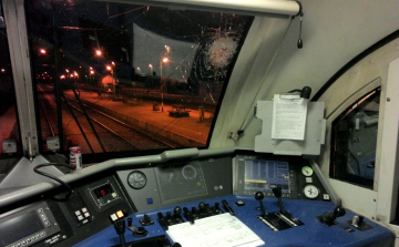 Kővel dobott meg egy fiú egy mozdonyt a kónyi vasútállomáson