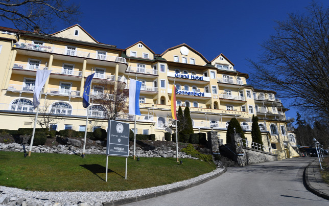 Húsz nővel vonult önkéntes karanténba a király 