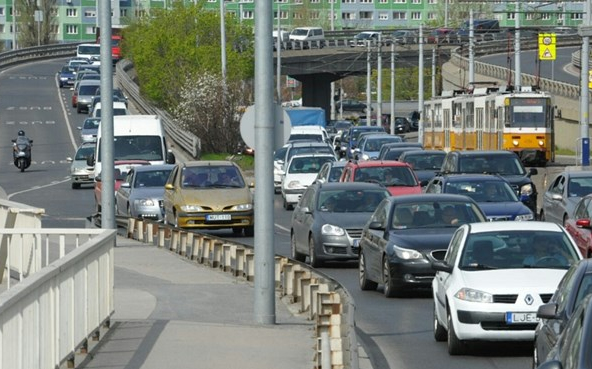 Több baleset miatt bedugult az Árpád-híd