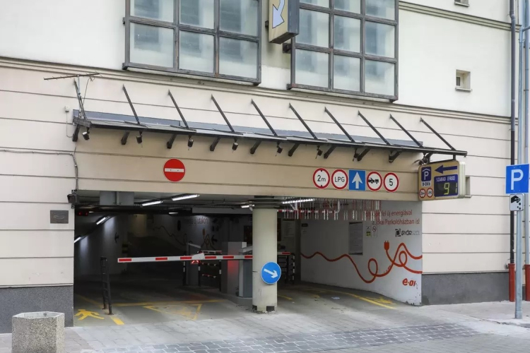 Átmenetileg zárva lesz a Jókai Parkolóház Győrben