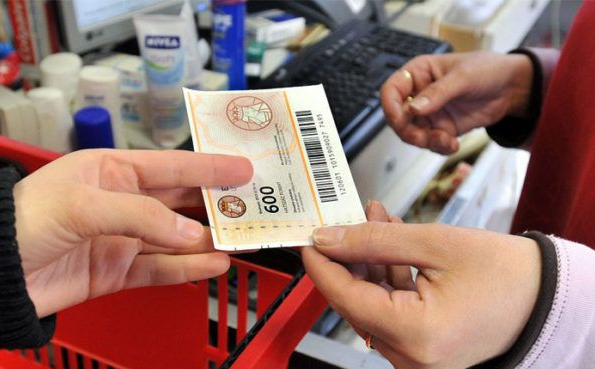 2,7 millió nyugdíjas kap karácsony előtt Erzsébet-utalványt