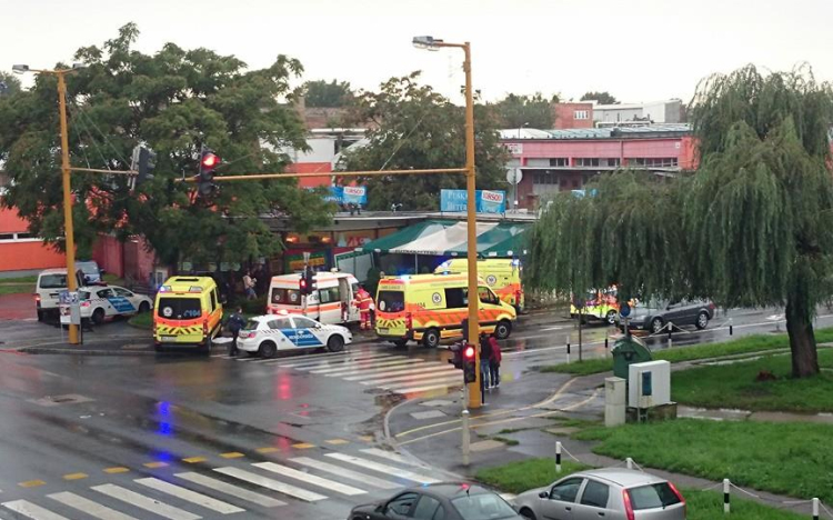 Késelés a győri kocsmában