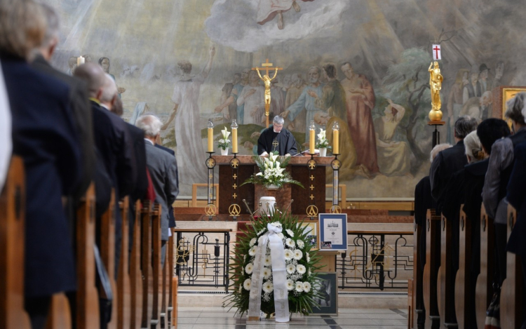 Végső búcsút vettek Szük Ödön Pro Urbe-díjas fotóriportertől