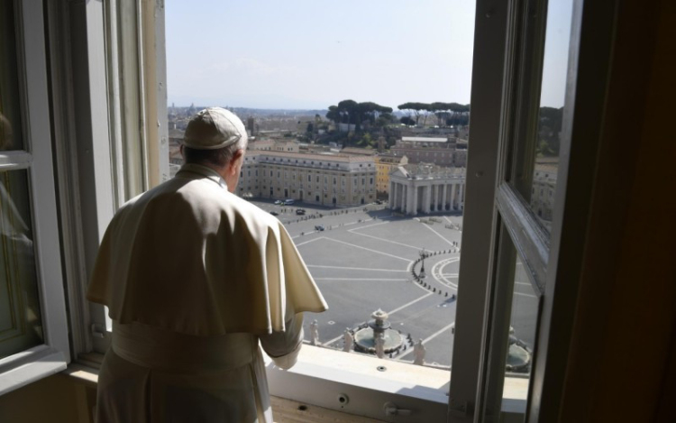 Koronavírus: Világméretű közös imádságra hív Ferenc pápa szerda délre