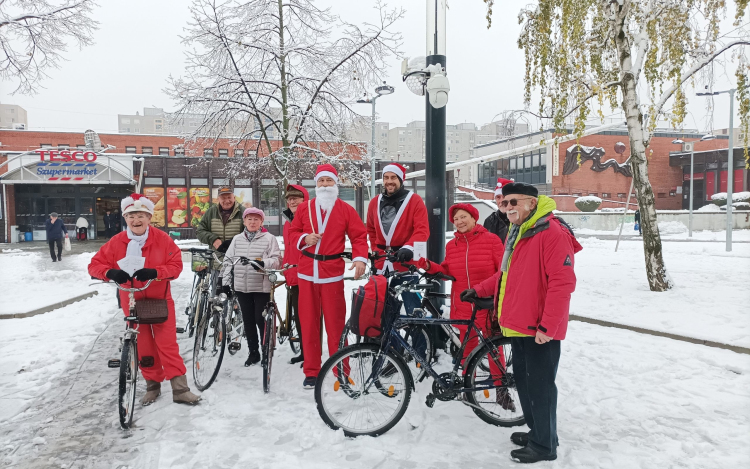 Két nap is meglepték a gyerekeket a győri Bringás Mikulások