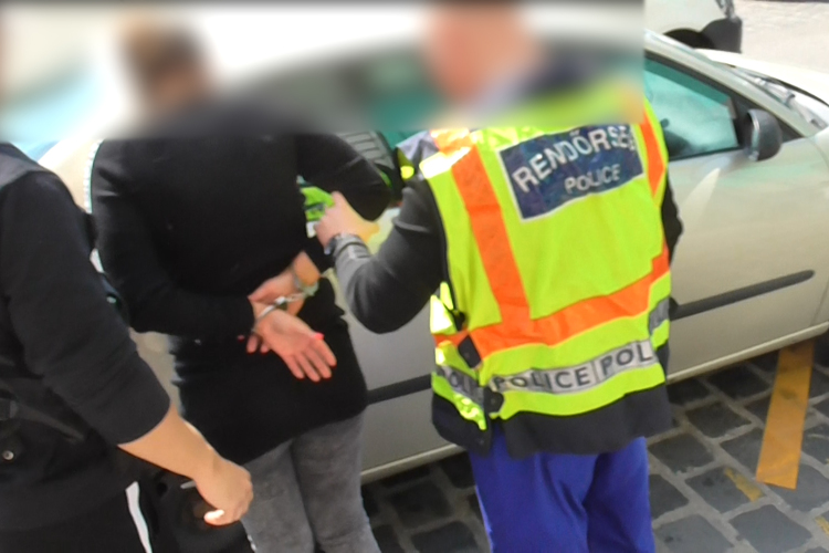 Idősek pénzére utazott a két nő és a férfi 