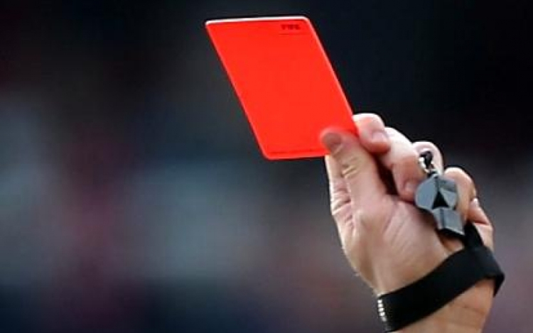 Lefejelte a focibírót, mert nem tetszett neki a döntés