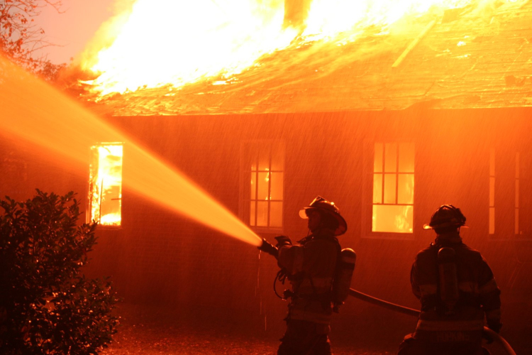 Családi házak és kamionok gyulladtak ki Ácson