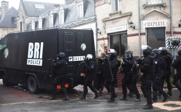 Párizsi vérengzés - Lövöldözés volt a gyanúsítottak és a rendőrök között Párizs közelébe