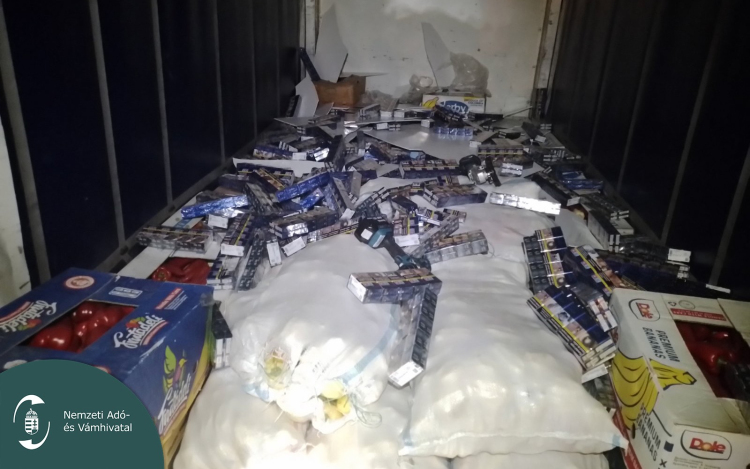 Dohánytermékek is lapultak a zöldségek között