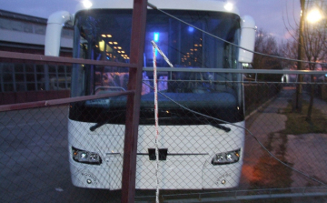 Buszt akart lopni, kerítésnek ütközött vele Győrben