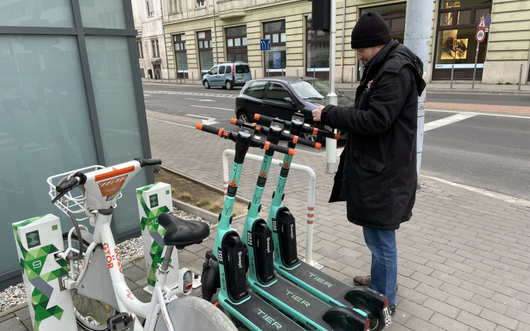 Az ember, aki továbbra sem tud rollerezni Győrben