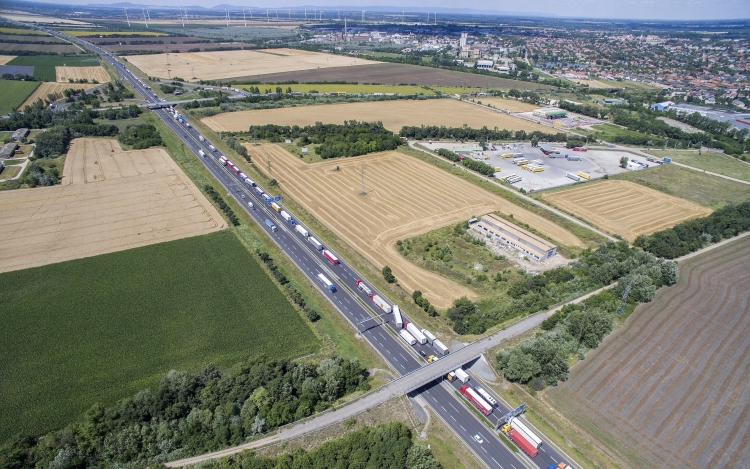 Megszűnt a forgalomkorlátozás az M1-es autópályán