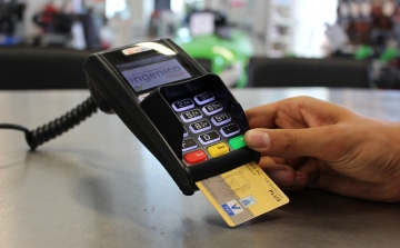 Kedveznek a bankkártya-tulajdonosoknak az új pénzfogalmi szabályok 