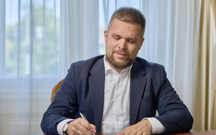 A szolidaritási hozzájárulás miatt Pintér meghívta a miniszterelnököt