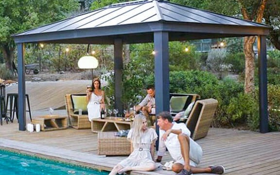 Kerti pavilon, teraszető, fedett kocsibeálló és előtető