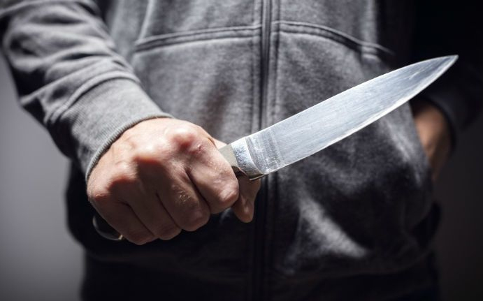 Idegen férfi késelt Sopronban