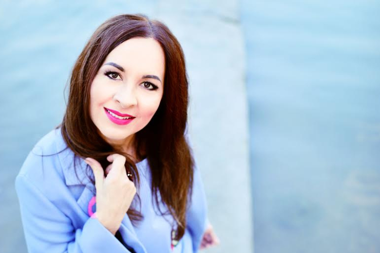 A Győri Filharmonikus Zenekar kíséri az énekesnőt 